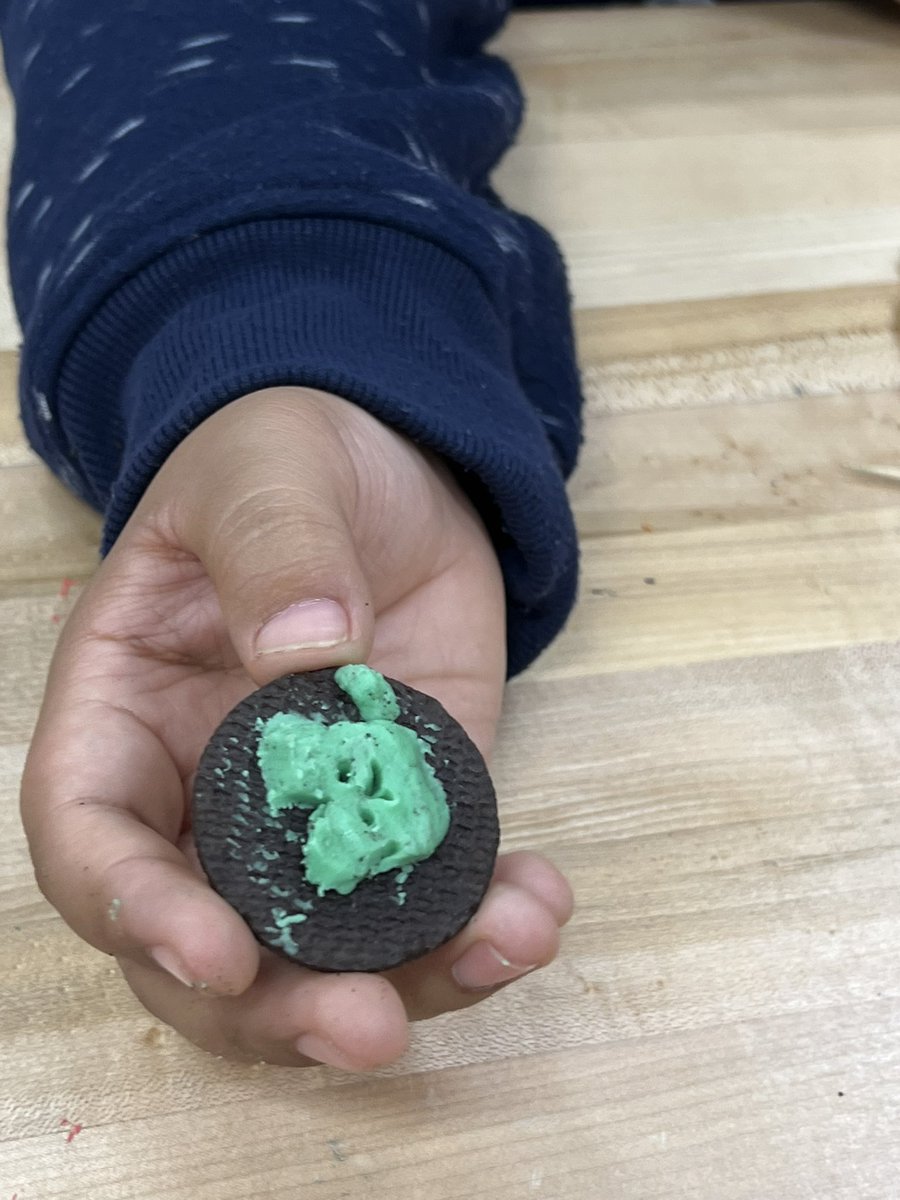 6th graders being creative with an Oreo! <a href="/mr_pedersenwoms/">Brandon Pedersen</a> <a href="/DLDistrict76/">Diamond Lake District 76</a>