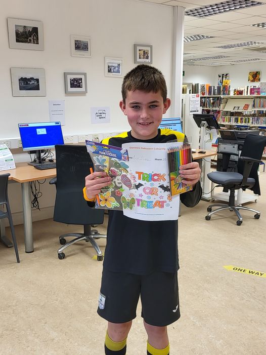 corkcitylibrary's tweet image. Congratulations to our first prize winner in the Halloween colouring competition at Glanmire Library, Aaron O&apos;Leary.        🎃🎃🎃

Here is Aaron very happy to be collecting his prize.
Well done to him!! 👏👏👏

#GlanmireLibrary  #CorkCityLibraries