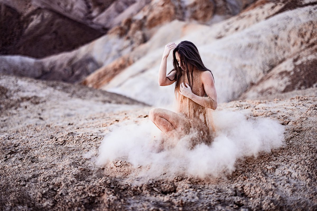 I'm so happy to share a new matter from my project Timeless: Dust🤎

The Elusive within the ephemeral
A transient dance of fine earth particles.🤍🤎