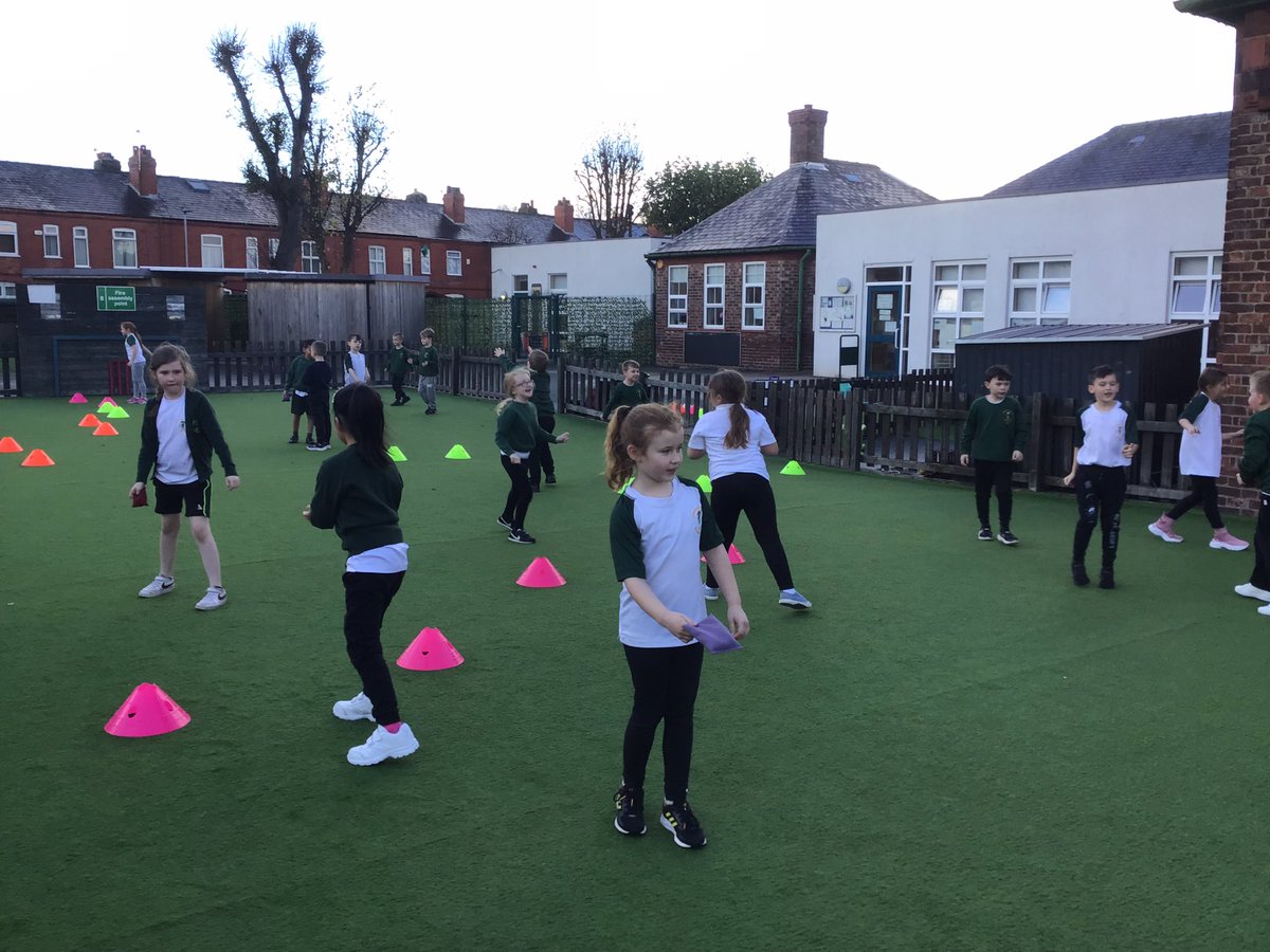 Y3Oaky's tweet photo. Year 3 have been enjoying Team Building activities in PE with Mr Curran @jcpeprimary #OakyPE https://t.co/yqje0mFXKt