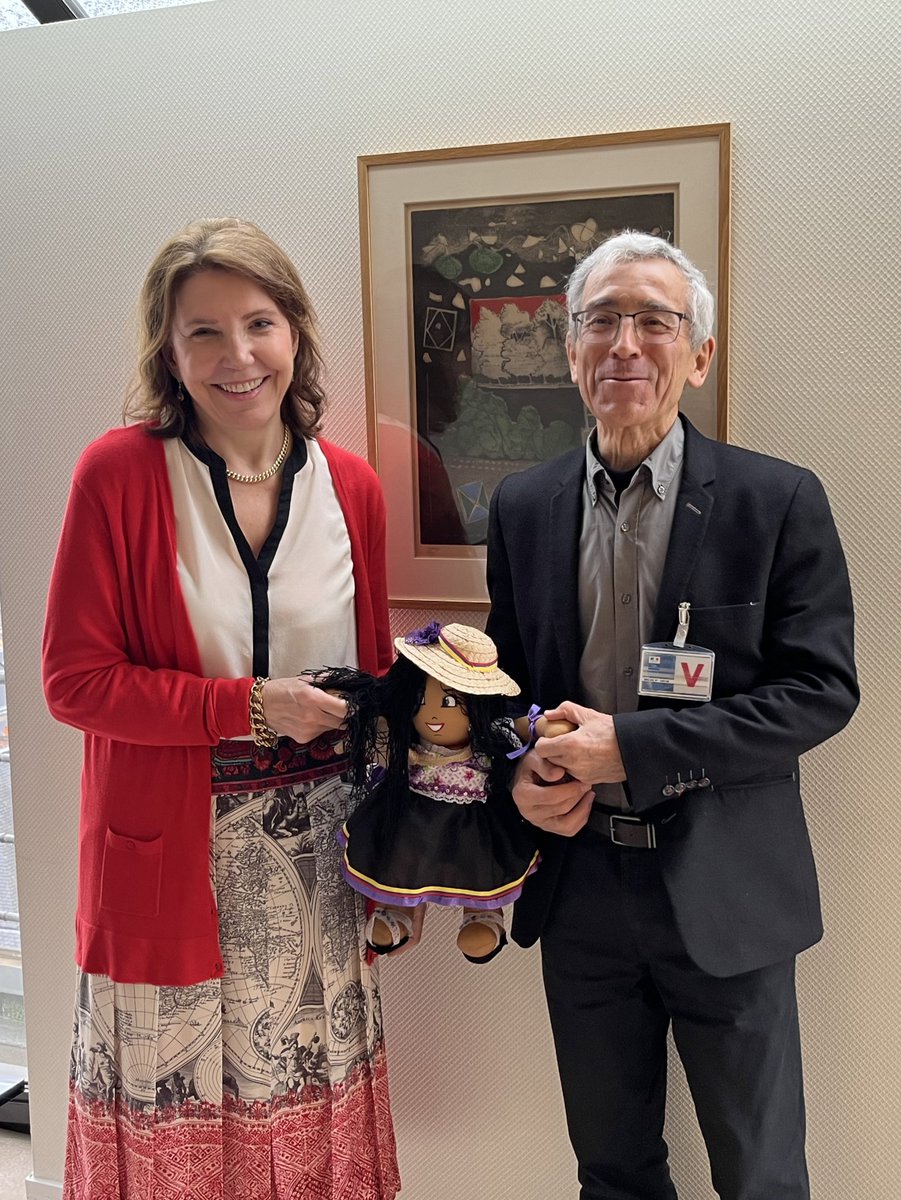 MicheleRamis's tweet photo. Feliz de recibir en París a @FranciscoDeRoux, Presidente de la @ComisionVerdadC 🇨🇴. 🙏 por su labor por la reconciliación en 🇨🇴 tras el conflicto interno. Pleno apoyo de 🇫🇷 a la paz en 🇨🇴. Con la muñeca de la paz, un regalo del firmante del Acuerdo de Paz  @TimoComunes. https://t.co/5bDbmVDWjX