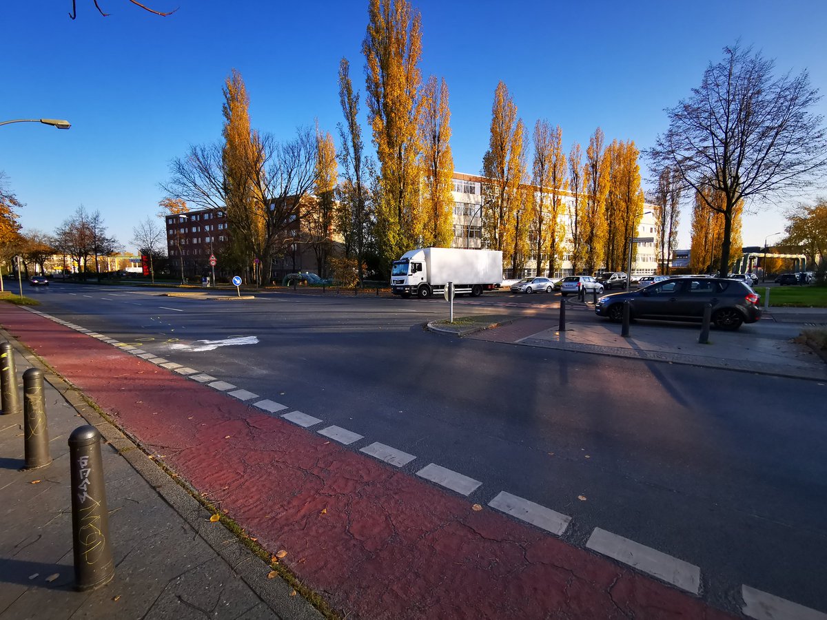In der Gehrenseestraße in Lichtenberg ist heute eine 38-jährige Radfahrerin von einem LKW überfahren worden. Nun bereits 10 tote Radfahrende in Berlin in diesem Jahr.