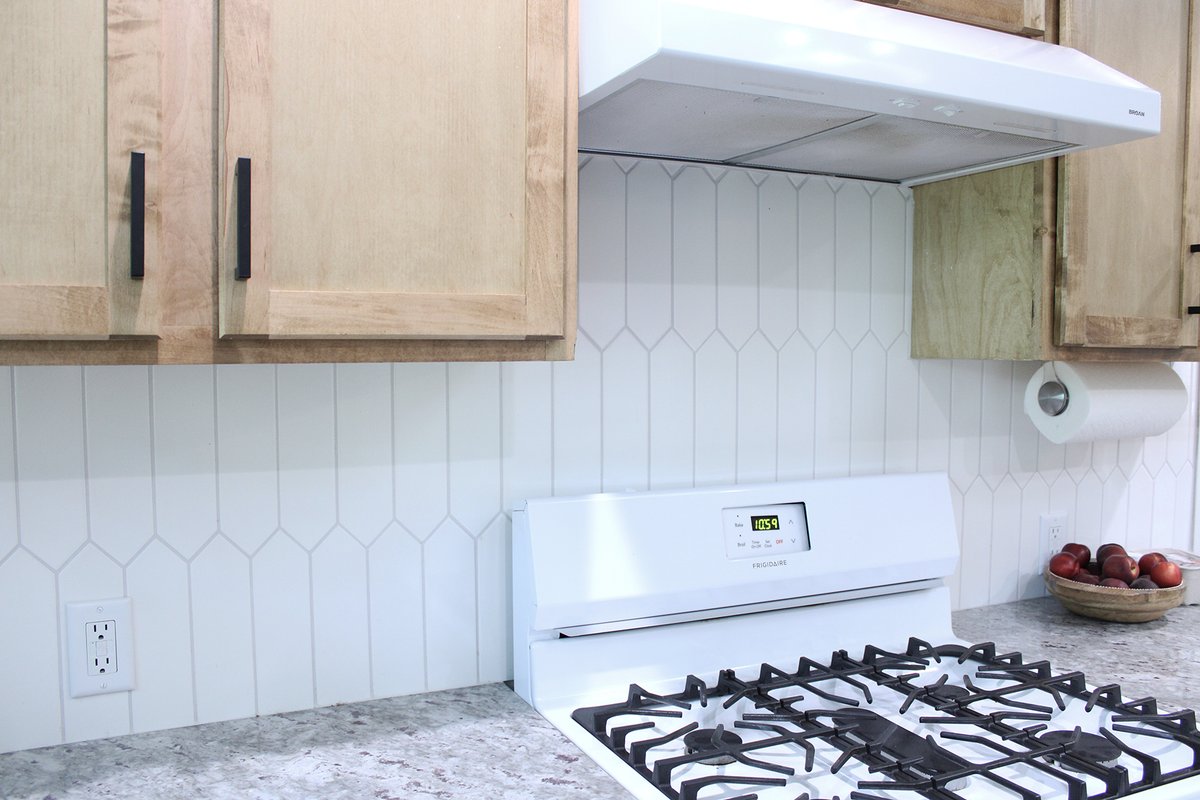 exacttile's tweet photo. After &amp; Before Kitchen Backsplash featuring 3x12 Jimez White Picket with Grout in Ash. Tile and Installation by @exacttile 

#beforeandafter #kitchen #tile #tiledesign #tileinstallation #tileknoxville #shoplocalknoxville #govols #tennessee https://t.co/MLrUdv2R7J