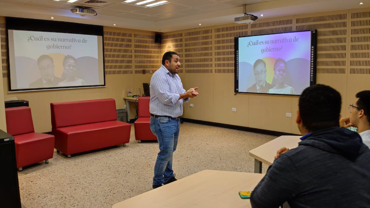 ComPolEAFIT's tweet photo. El pasado 10 de noviembre, estuvimos participando de la Semana de la Comunicación con nuestros aliados de @UninorteCO 🤩

Espacios como estos son propiciados gracias a nuestra #Alianza4U, la cual ha pasado a una siguiente etapa en pro del mejoramiento de nuestra maestría. 💜 https://t.co/OlMA3hJfFB