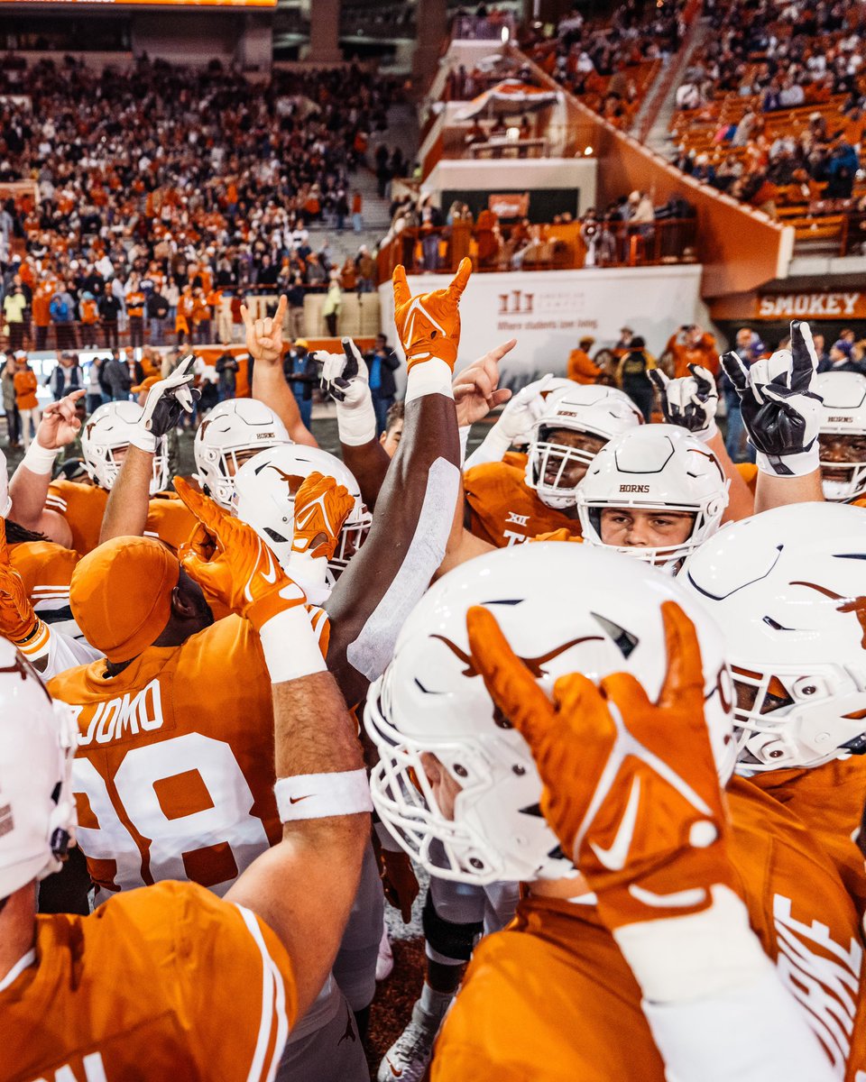 TexasFootball's tweet photo. Fight for each other 🤘 https://t.co/ZioBI606wp