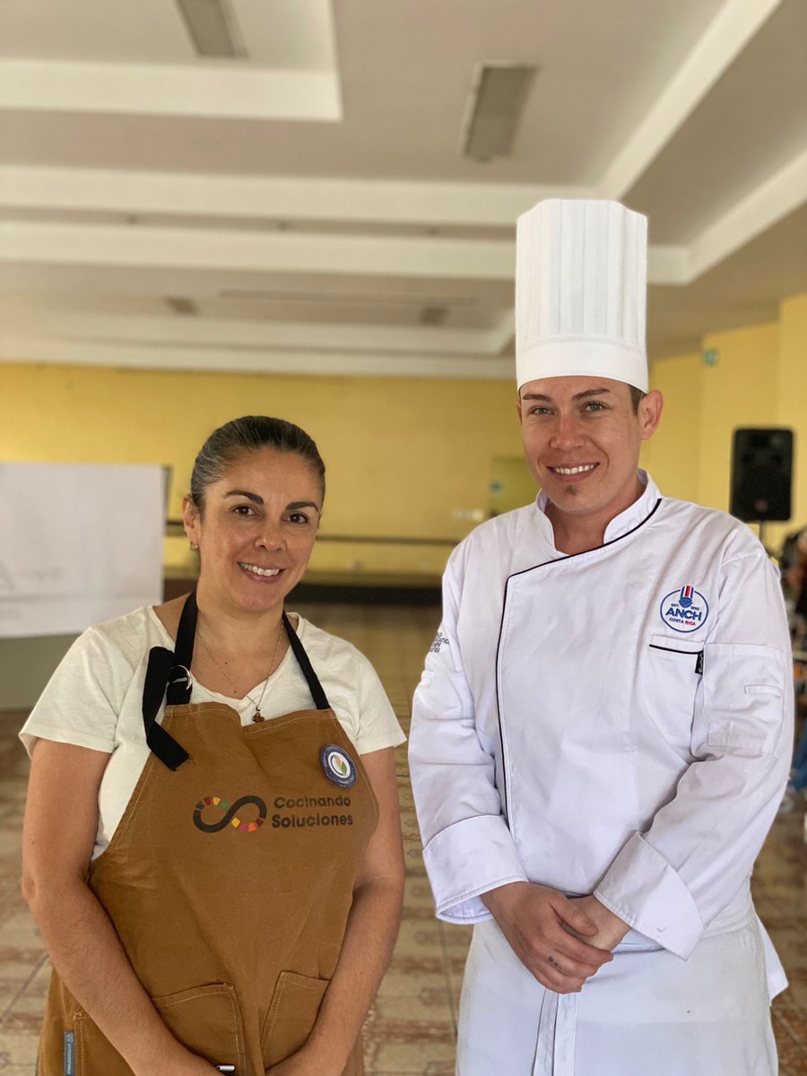 UNCOSTARICA's tweet photo. Cocinando Soluciones llegó al Salón Ateneo de San Rafael de Heredia. Más de 30 personas se unieron a la lucha contra el desperdicio de alimentos. Junto con el Chef Roberth de ANCH, y tras el rescate de productos en CENADA, cocinamos tres deliciosas recetas.👩🏻🍳♻️ https://t.co/6mIPzOQFk2