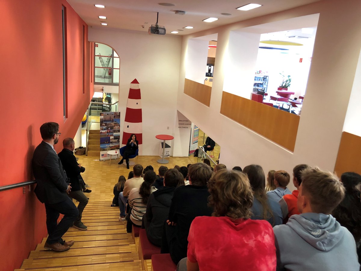USAmbAustria's tweet image. So inspiring to speak with Carinthian high school students and answer their insightful questions about U.S. politics and society at the American Shelf Villach.