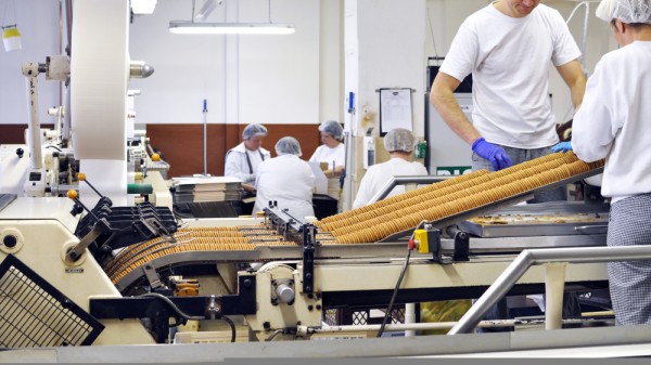 🥛 Almost half of food and drink manufacturers cutting investment projects  #Recruitment #investment tinyurl.com/2ydlmwxd