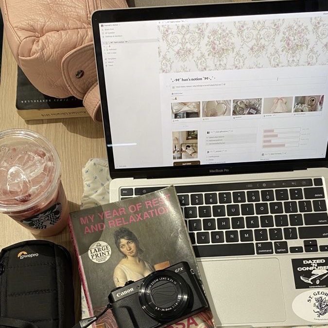 lenanotes's tweet image. 🔎: #studytwt &amp;amp; #studytwtbr 

oii, cheguei meio tarde mas sou nova na comunidade!! 🤍

- lena, 18 anos
- ela/dela
- vestibulanda de direito ⚖️
- EM completo 
- foco: uerj e ENEM
- pt-br/inglês 

♡: livros de romance, ouvir musica, café e dias chuvosos.

♡/↺ = mutuals !