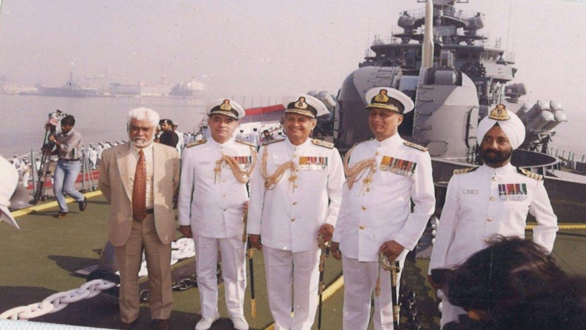 Commissioning ceremony of INS Delhi, India's first indigenously designed and built destroyer, 15th November 1997.
Today, she completes 25 years of proud service to India.
#INSDelhi