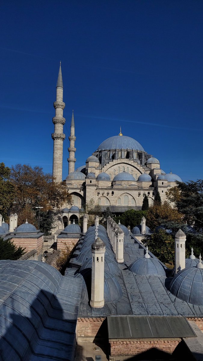 Artarak gönlümün aydınlığı her saniyede
Bir mehâbetli sabah oldu Süleymâniye`de
