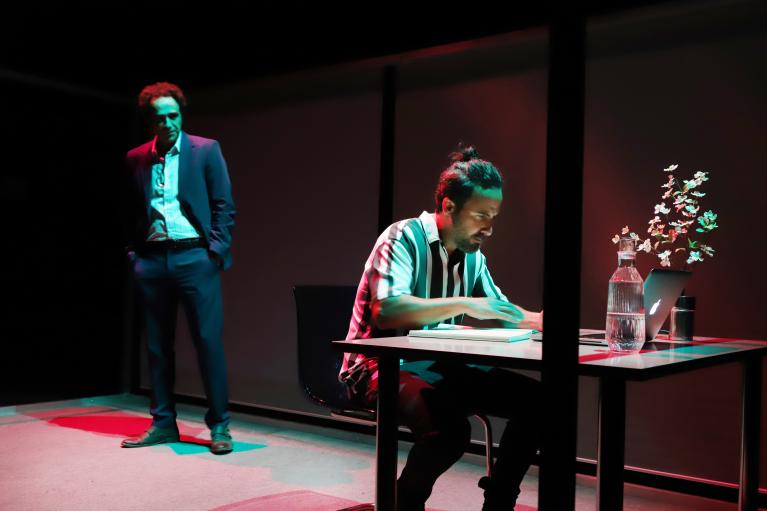 CRÍTICA DE TEATRO| #EspaldasDePlata (Xavo Giménez, 2022) | Del 10 al 27 de noviembre en <a href="/fernangomezCCV/">Fernán Gómez CCV</a> | Firmada por <a href="/AlvaroDimer/">dionisiaco</a> | "Crítica social y reflexión entre carcajadas".| Puedes leerla en: cinenuevatribuna.es/articulo/criti…