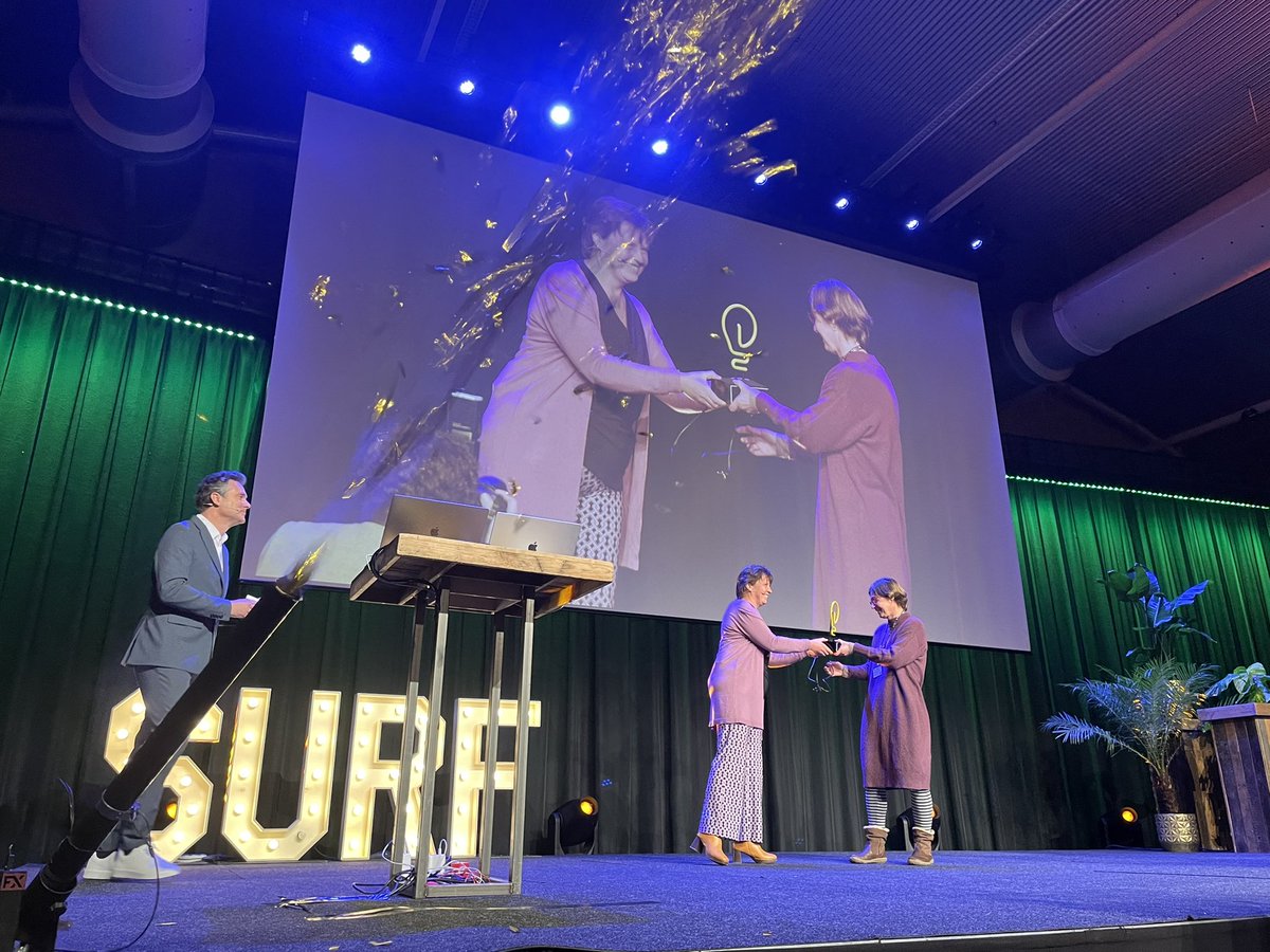 JDoove's tweet photo. De tweede onderwijsaward van de dag is voor @pmarijn1 ! Gefeliciteerd :) en dit keer geen hart verzakking van het confetti kanon maar een just in time foto #owd22 https://t.co/jQptACWV1S