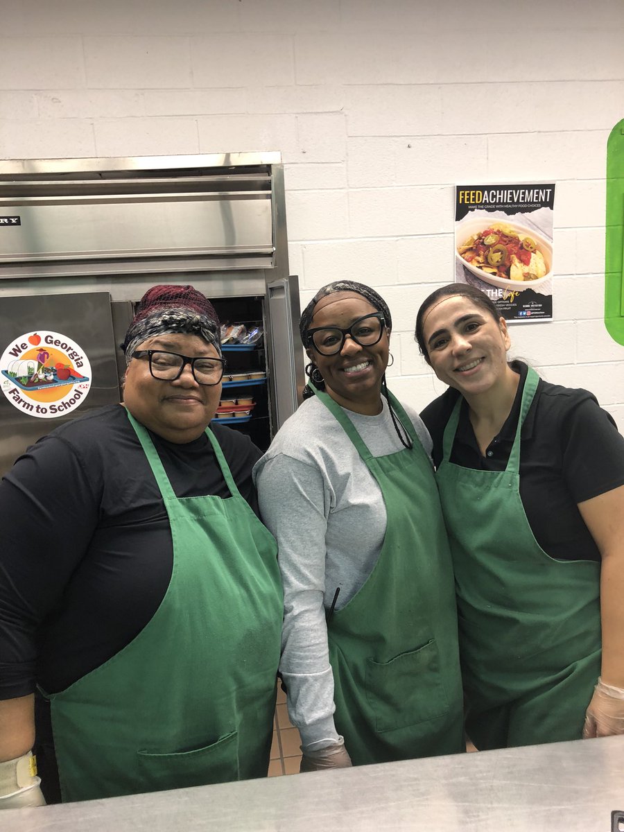 mremoryrawlings's tweet photo. Best principal ever! Serving up a delicious Thanksgiving meal @ccescolts https://t.co/9T1AdCiGrK