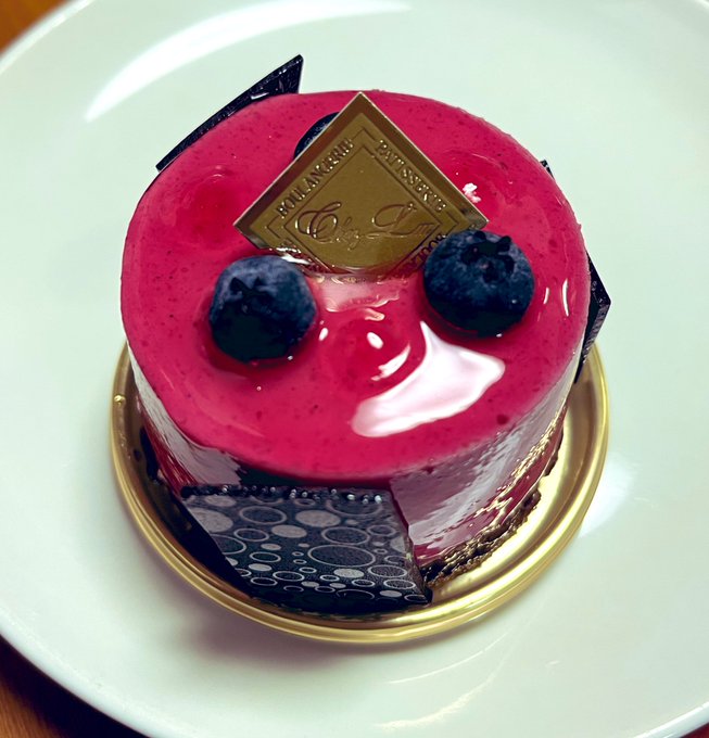 ろろぴみたいな色味のケーキあったから思わず買っちゃったのだけどフランス菓子のお店だった……… 