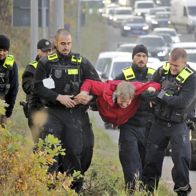 Es würde mich als Laien mal interessieren, worin der Sinn davon besteht, Schmerzgriffe bei einem 72-Jährigen Rentner anzuwenden, den man ohnehin trägt.