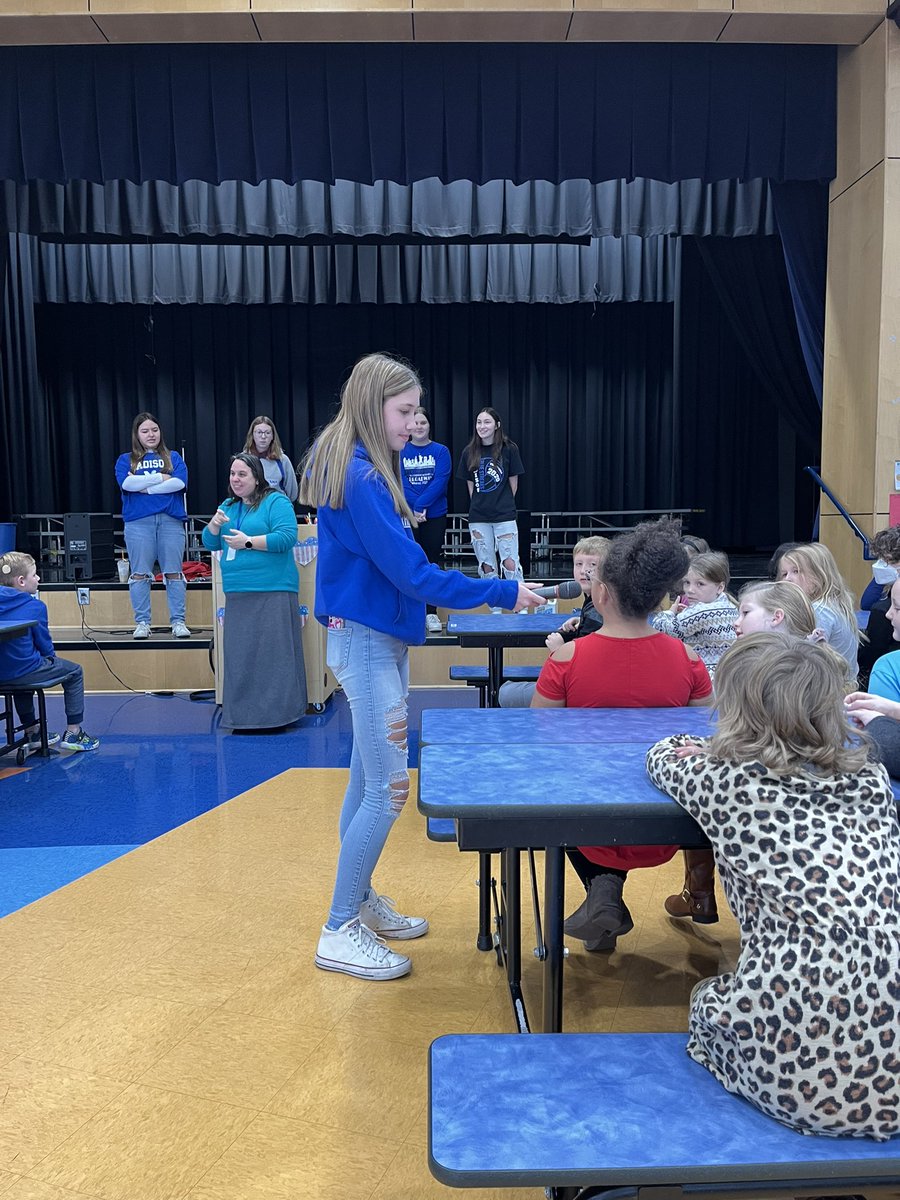 KriegmontSES's tweet photo. Great Teamwork with MHS students coming over to highlight Safety for our SES Streaks! @MHS_Behm @MHS_PBIS_OH #WeAreMadisonBlue https://t.co/vxmKVbQGvc