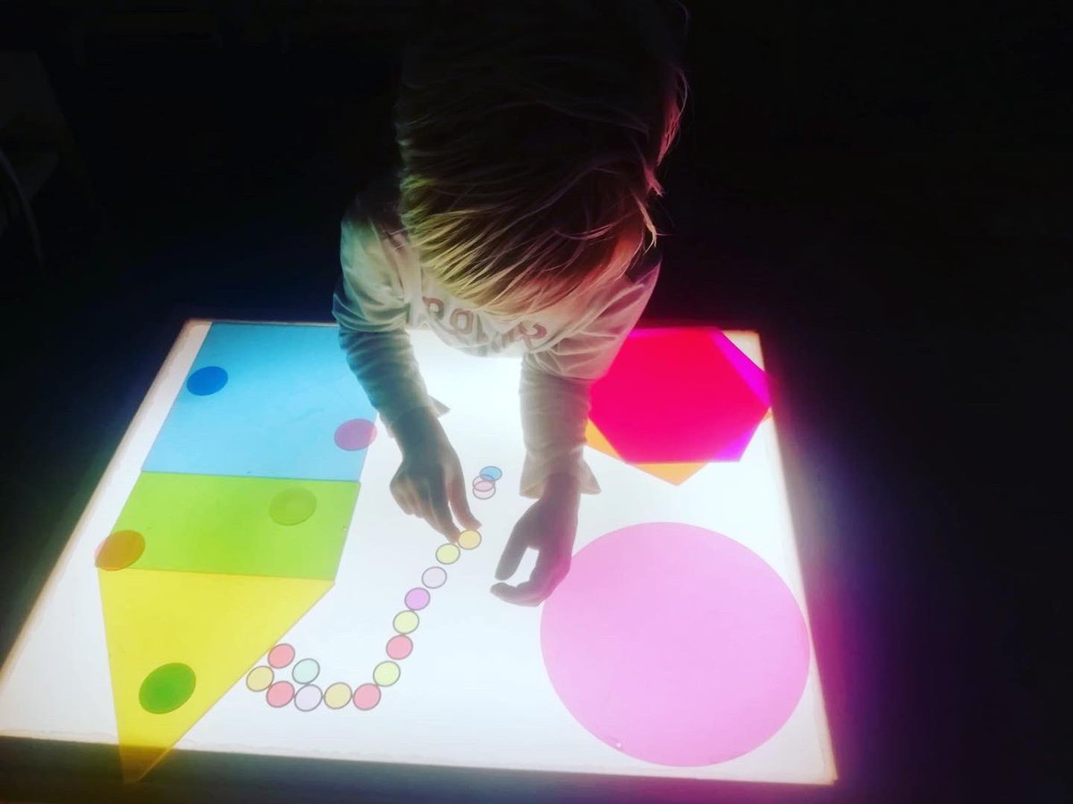 A l'ambient llum i foscor continuem investigant amb: lletres, números.... I fem grafisme amb sal. #SomLaLió