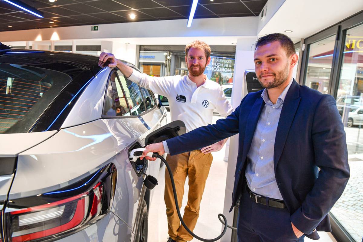 Tour de ville - Le concessionnaire automobile Péricaud s'offre une vitrine dans le centre de #Limoges

lepopulaire.fr/limoges-87000/…