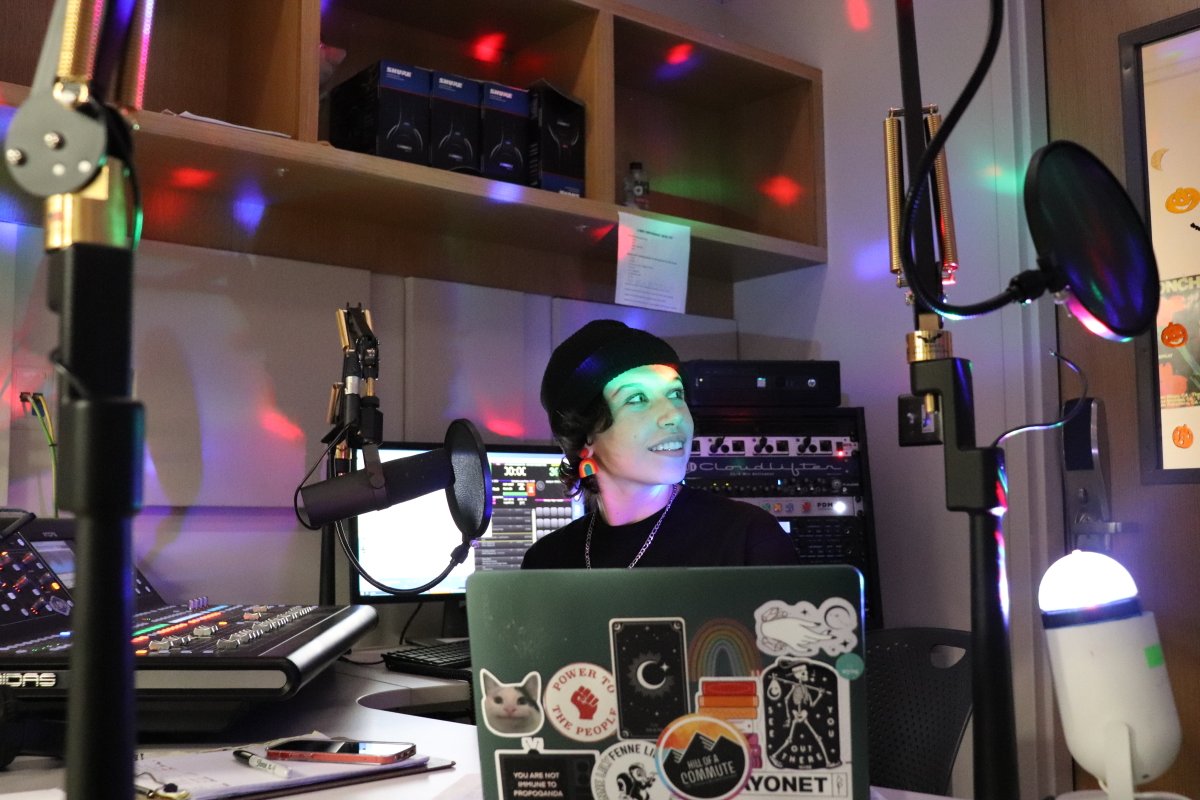 uarkjournalism's tweet photo. Student Media Spotlight of the week KXUA!

@kxua is a student run radio station that broadcasts on campus and in the NWA area. They were founded in 2000 and focus on highlighting non Top 40 music. They have over 40 DJs who host their own shows! https://t.co/nuBAFLLQBY