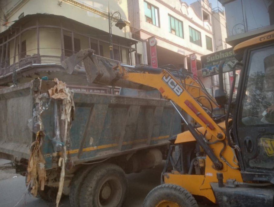 mcasrofficial's tweet photo. Municipal Corporation started the campaign to remove the debris of the broken buildings.
#MCamritsar
#campaign
#debris
#brokenbuildings https://t.co/IWIB7JKTcY