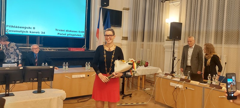 Primátorkou Hradce Králové byla zvolena <a href="/PSpringerova/">Pavlína Springerová</a>. Po <a href="/FinkZdenek/">Zdenek Fink</a> je v pořadí druhou nejvyšší představitelkou našeho města z <a href="/HradeckyKlub/">Hradecký demokratický klub</a>. Zároveň historicky první ženou ve vedení <a href="/hkcity/">Hradec Králové City</a>.