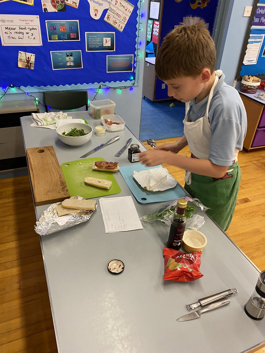 ffriddyllyn's tweet image. Mae cystadleuaeth y Cogurdd wedi dechrau!! Mae arogl hyfryd yma.
The Cogurdd competition has started!! It smells lovely here!!