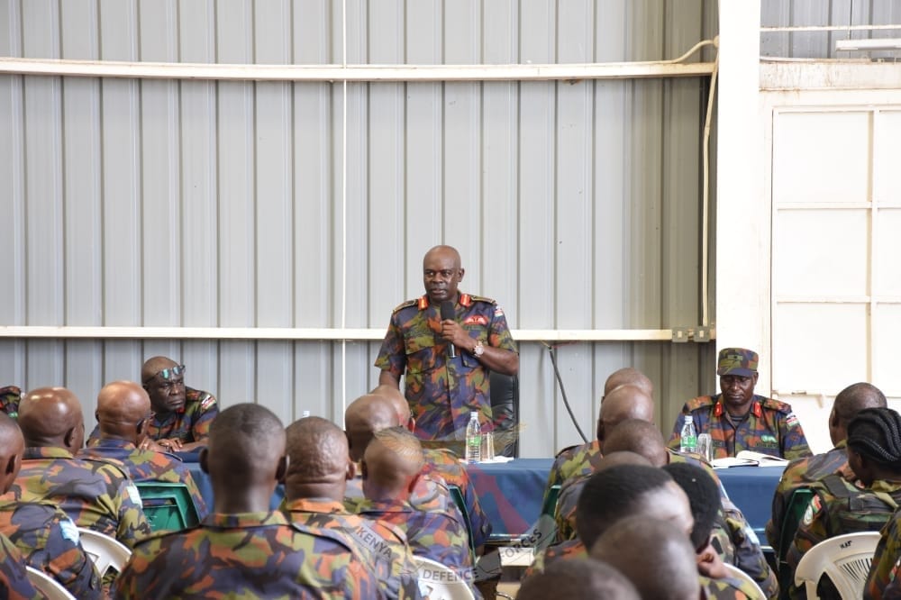 kdfinfo's tweet photo. The Commander Kenya Air Force,  Maj Gen John Omenda paid a visit to the Wajir Air Base on 14 Nov 22. This is part of the Commander's end year routine visits to all KAF Bases to  assess their Operational readiness and motivating Service Personnel. 
https://t.co/cDijutHpMS https://t.co/XP8YfwNoHL