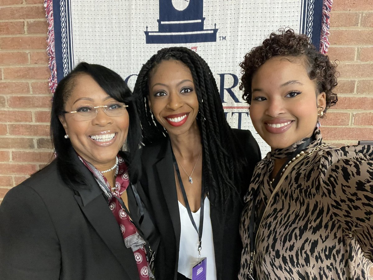 sswalker's tweet photo. @TexasSouthern School of Communication #MMJs travel to Washington, D.C. for the launch of the Center for Journalism and Democracy aimed at strengthening the discipline and arming the #NextGen with investigative skills for deeper storytelling & understanding of democracy . #C4JD https://t.co/rywQ3znNsK