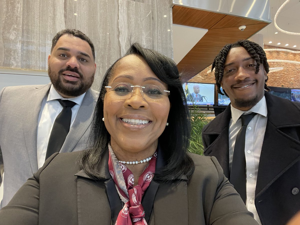 sswalker's tweet photo. @TexasSouthern School of Communication #MMJs travel to Washington, D.C. for the launch of the Center for Journalism and Democracy aimed at strengthening the discipline and arming the #NextGen with investigative skills for deeper storytelling & understanding of democracy . #C4JD https://t.co/rywQ3znNsK