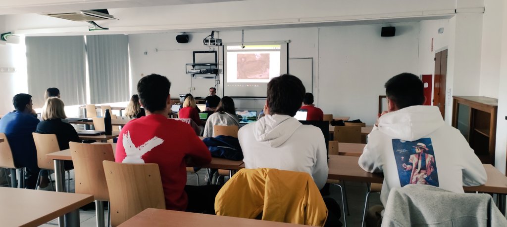 Meleban's tweet photo. Una gozada escuchar a @josemiguelmarco jefe de fotografía de @heraldoes  y pte @fotop_aragon enseñando oficio al alumnado de  #fotoperiodismo de @unizar Un lujazo de profesional que entra en las aulas con el #ProgramaExpertia https://t.co/DXAp1iJeqn