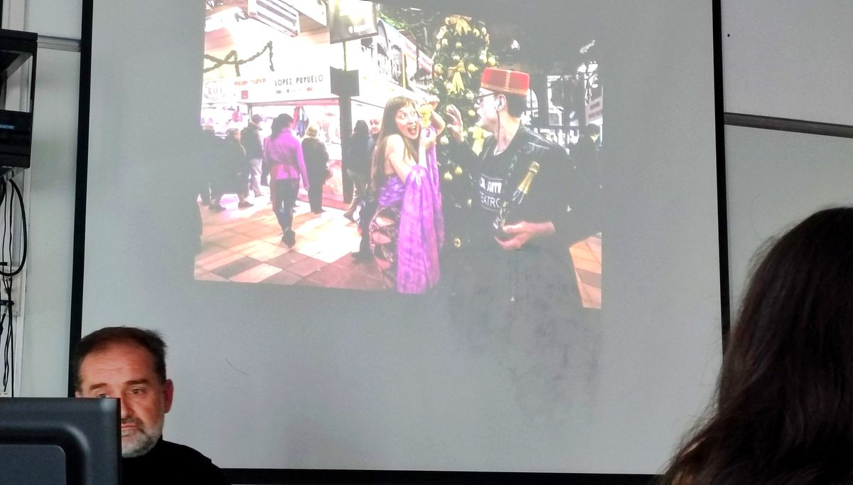 Meleban's tweet photo. Una gozada escuchar a @josemiguelmarco jefe de fotografía de @heraldoes  y pte @fotop_aragon enseñando oficio al alumnado de  #fotoperiodismo de @unizar Un lujazo de profesional que entra en las aulas con el #ProgramaExpertia https://t.co/DXAp1iJeqn