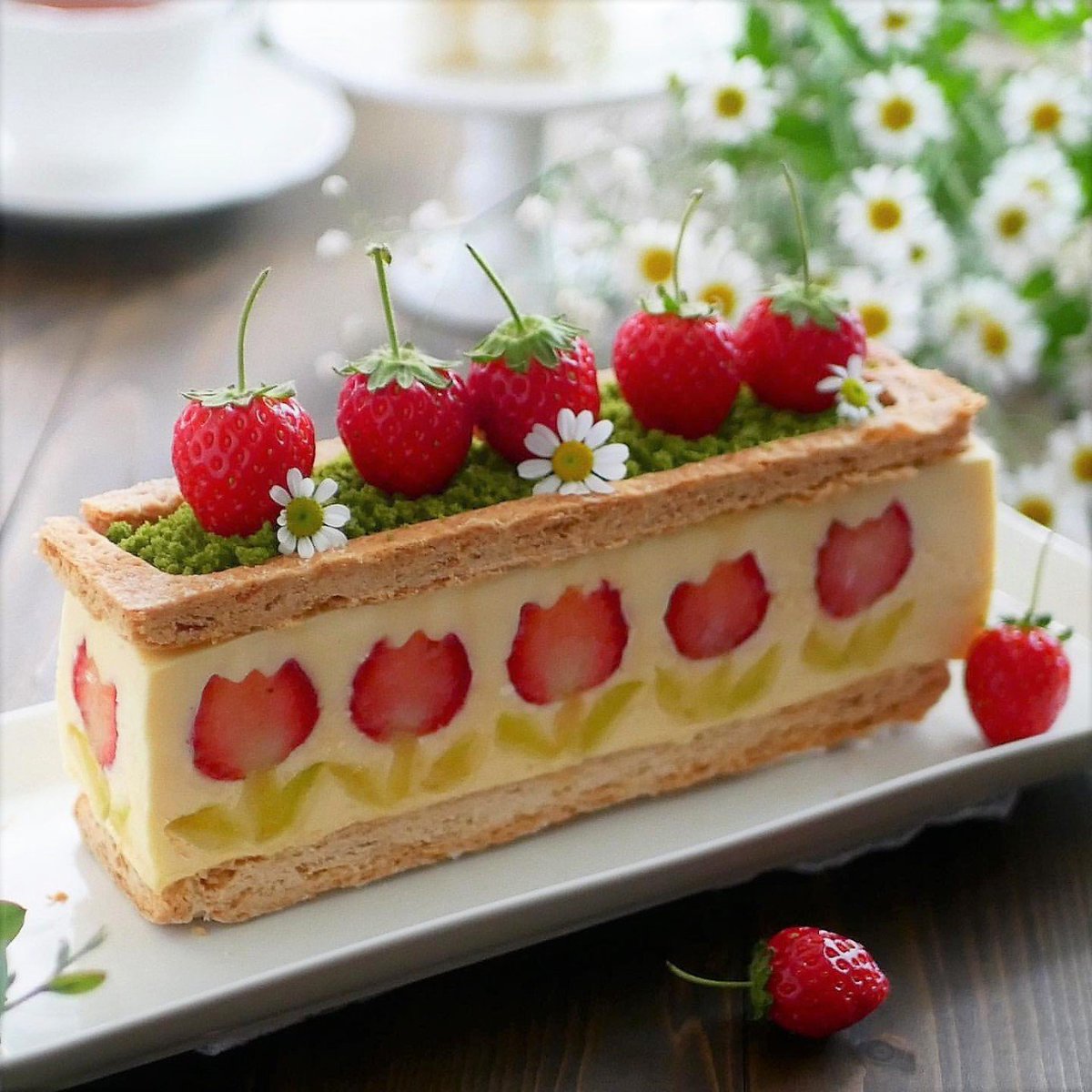 daily_dolce's tweet photo. Strawberry desserts by y0fb.42ram https://t.co/0qSGPk8Yom