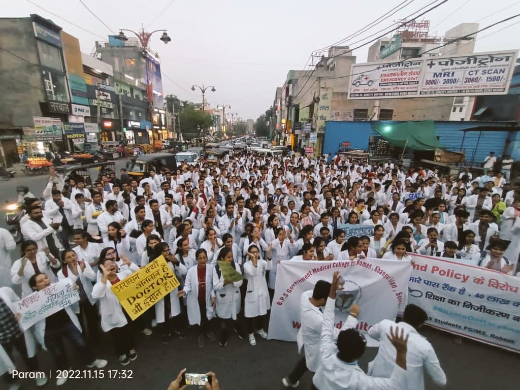 FordaIndia's tweet photo. प्रशासन क्यों अनजान है ,
डॉक्टर भी इंसान है । 
जागो सरकार जागो !
Protest against bond policy continues.. 
#UnitedWeStand
#Bond_Free_Bharat
@MoHFW_INDIA @anilvijminister @cmohry @narendramodi @mansukhmandviya @DiprHaryana 
@PTI_News @aajtak @ANI @MirrorNow @ndtvindia https://t.co/YIdbEJvRR4