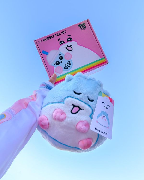 officialfye's tweet photo. So cute, So cuddly, so AWESOME! Check out this shot of @HamstaWorld Blue Berry and Da Bubble Tea Kit!😍🐹 Thanks to @Kammiepompom for the amazing photo! 📸

#Hamsta #HAMSTAxFYE #Plush #Sweets #Merch #Cute https://t.co/zmL9tSb0Ap