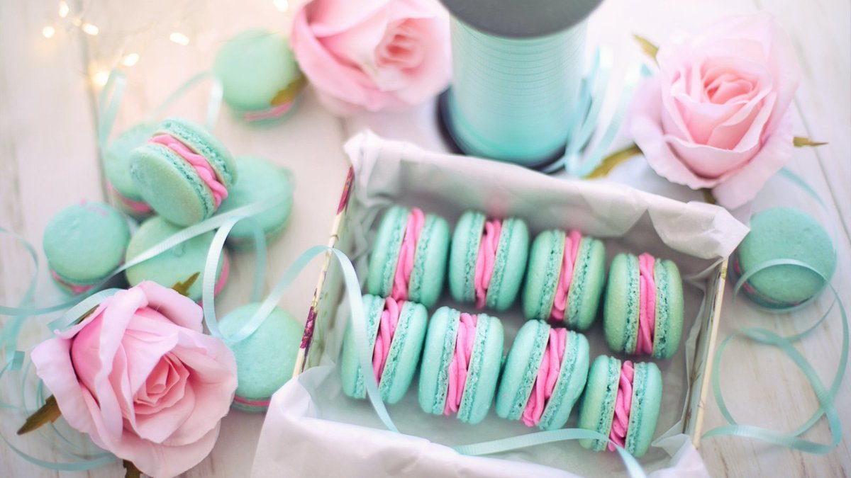 VentrayKitchen's tweet photo. There is nothing more comforting than baking these cute little macaroons.✨👩🏽‍🍳
One bite makes it even more comforting when you taste them.
Comment below and tell us your best memory with these mini treats. 

#macaroonslover #macaroon #frenchmacaroons https://t.co/8vdhWox9Wl