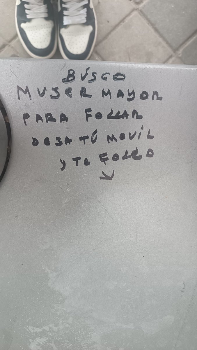 laacce_04's tweet photo. Las palabras tan bonitas que están escritas en la parada de bus de mi insti 👍🏻✨ https://t.co/mMfrCQ8CTC