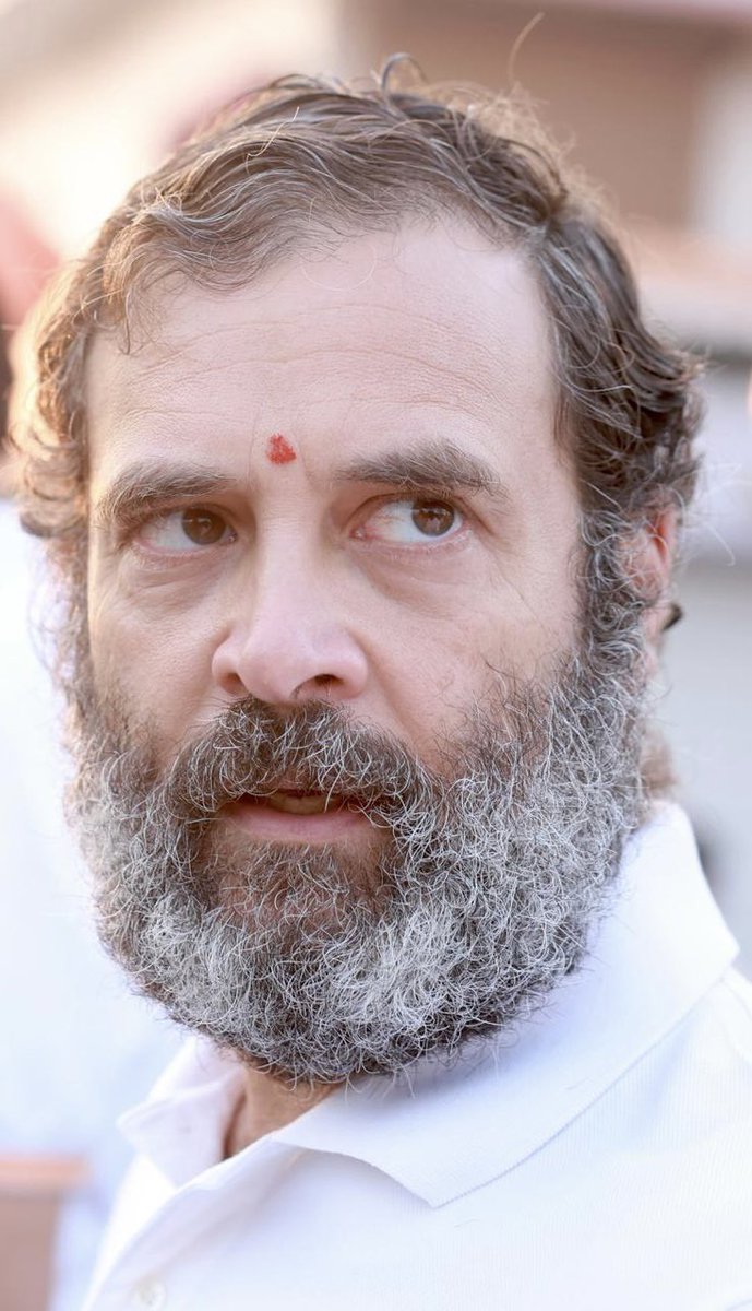 इन आँखों में एक नया संकल्प है, एक नयी दृढ़ता