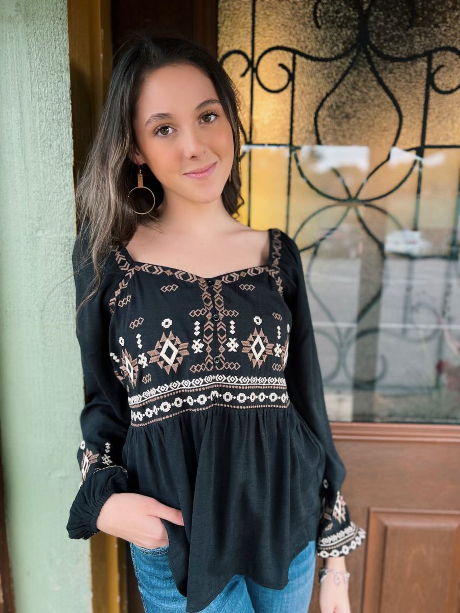 vanilla_fringe's tweet image. Look at those details! 😍 The Lilly is a beautifully embroidered blouse with a sweetheart neckline! 🖤🤎🤍

Lilly Aztec Embroidered Blouse - rb.gy/i019jw

#Blouse #Embroidered #AztecDesign #Flowy #SweetheartNeckline #BalloonSleeves #Women #VanillaFringeBoutique