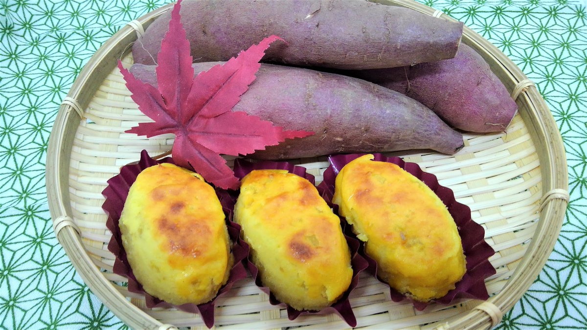 ExploreJapanAR's tweet photo. سويت بوتيتو🍠وهي حلوى مشهورة في اليابان يتم فيها استعمال البطاطا الحلوى كمكون أس��سي، حيث يتم سلق وهرس البطاطا الحلوة ثم يتم إضافة الزبدة والحليب وصفار البيض والسكر والمنكهات مثل الفانيلا، ثم يتم تشكيلها على شكل بيضاوي بعد الخبز تنتج حلوى بهذا الشكل اللطيف ذو قوام ناعم وحلو.😋🍠🍁 https://t.co/I7U7lnQSV7