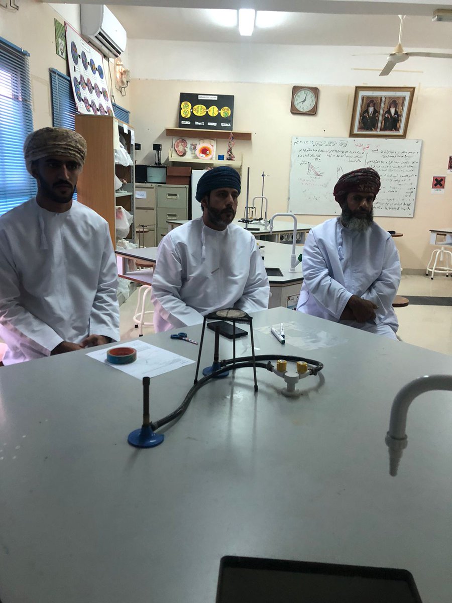 Wadi78392594's tweet photo. ورقة عمل نفذتها الأستاذة المبدعة / ابتهال البلوشيه معلمة الكيمياء بالمدرسة، بعنوان"هرم العرض الثلاثي الأبعاد" الهولوجرام، واستخدامه في العملية التعليمية.
#مدرسة_وادي_بني_عوف
#تعليمية_جنوب_الباطنة https://t.co/laZIN1ciQL