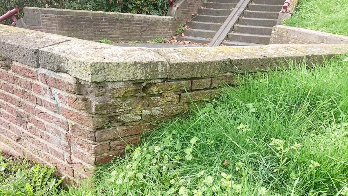 Arnhemoorlog's tweet photo. Vandaag zijn we even langs geweest bij de beroemde brug in onze stad. De brug is natuurlijk vernield in de oorlog en na de oorlog weer herbouwd. De trappen aan de noordkant hebben de oorlog overleefd. #Arnhembridge https://t.co/fUXtbP30ZE