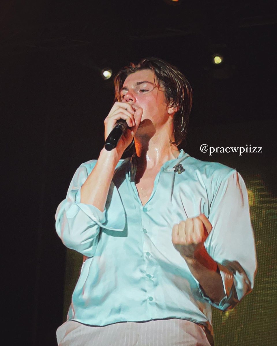 praewpiizz's tweet photo. Worth the wait ✨ really hope to see you next year broooo! 💖 @oneruel
.
.
.
#RuelinThailand2022 #Ruel #OneRuel
#FreeTimeWorldTour #WelcomeRUELtoThailand
#RFMF2022 https://t.co/DxrLvcZOPV