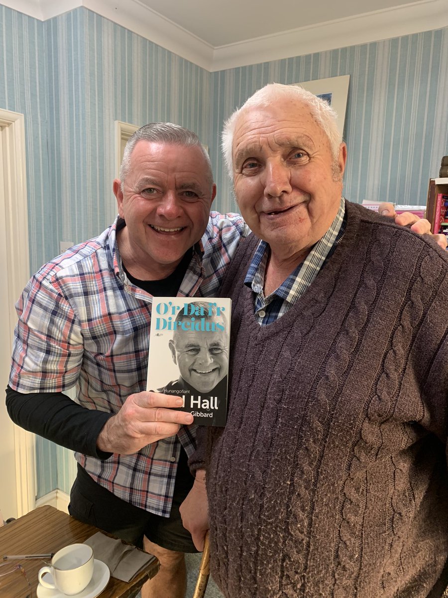 Lovely to see these two characters today at Siop y Smotyn Du, Lampeter. 
Good luck to Aled Hall with his book launch and to Roy with the reading📚

Pleser gweld y ddau gymeriad yma heddiw’n Siop y Smotyn Du, Llanbed. 
Joiwch y darllen Roy a phob hwyl gyda’r gwerthiant Aled Hall😉
