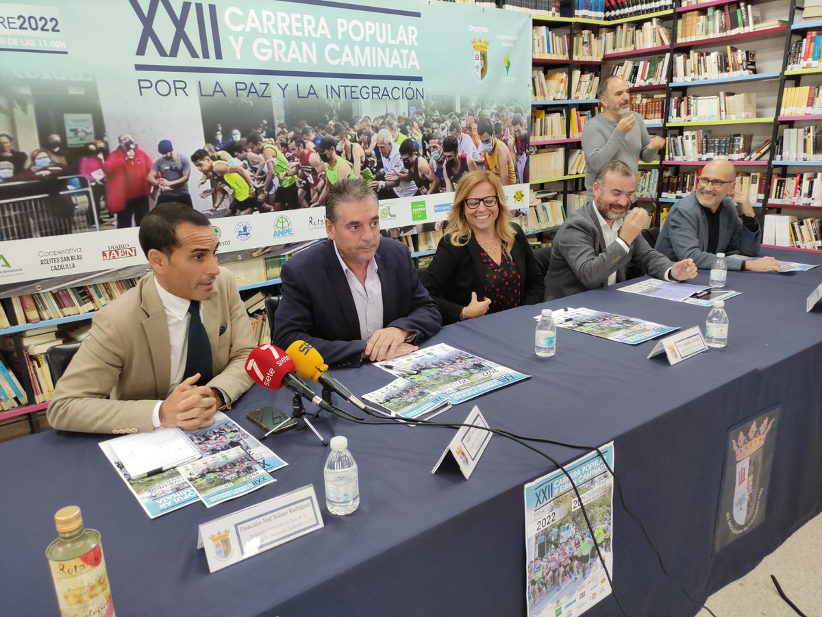 🏃 Nos sumamos a la carrera popular y gran #caminata por la paz y la integración del <a href="/ies_scatalina/">IES Santa Catalina de Alejandría</a>.

El delegado de <a href="/EducaAnd/">Consejería Desarrollo Educativo y FP</a>, <a href="/Fjsolano76/">Francisco j.  Solano</a>, ha participado en la presentación de esta iniciativa solidaria y deportiva.

☑️ Hábitos de vida saludable desde edades tempranas