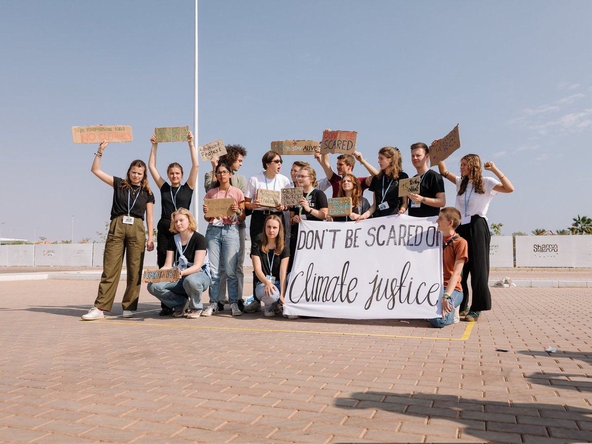 Heute haben wir als Gruppe von Klimaaktivist*innen aus Deutschland, Polen und der Ukraine in der „offiziellen Klimademonstrationszone“ der #COP27 gestreikt. Weit weg von dem eigentlichen Geschehen auf einem Parkplatz. #IsThisWhatDemocracyLooksLike? 1/6