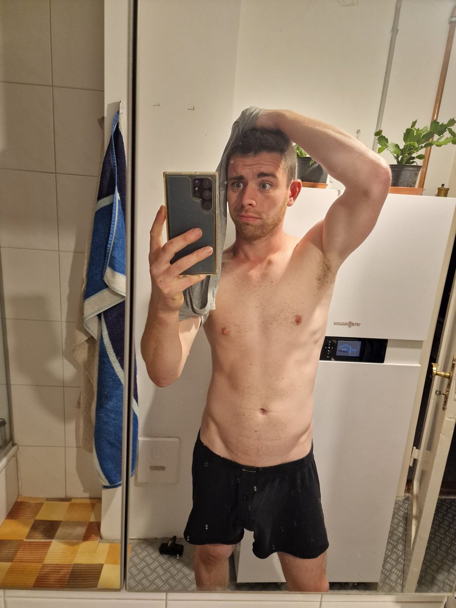 Achselhaare wächs ja wieder nach. Soll ich es ab rasieren oder steht ihr gerne drauf?^^
Rt das ihr darauf steht 😈😈🙈🙈
#hot #body #boy #single #gay #top #horny #boxer #cock #uncut #hair #fun #happy #like #FolloMe