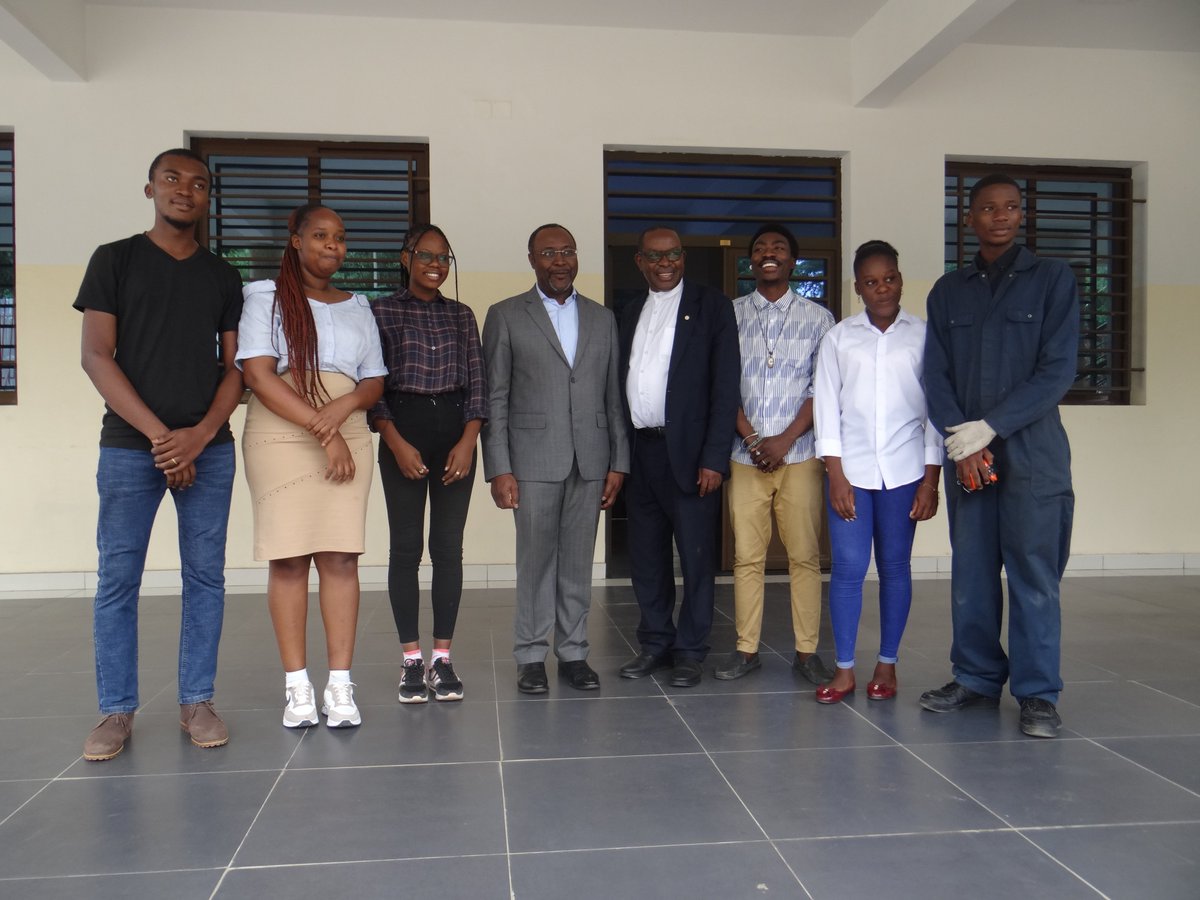 ULCIcam's tweet photo. visite du Directeur pays de la @Banquemondiale Région Afrique Mr @AlbertZeufack au sein de l'université @ULCongo ce 15-11-22. https://t.co/nzOEJP5rpK
