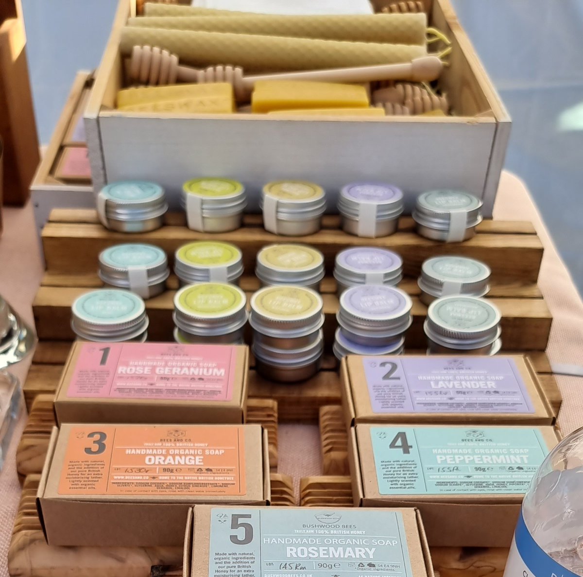 LnSDesigners's tweet image. Super excited to have @Bushwoodbees trading with us this year! Choose from their great range of local #honey, beeswax candles, soaps and lipbalms on Saturday 26th November in St John's Churchyard #Leytonstone #E11, or Saturday 3rd December in Fellowship Square #Walthamstow #E17!