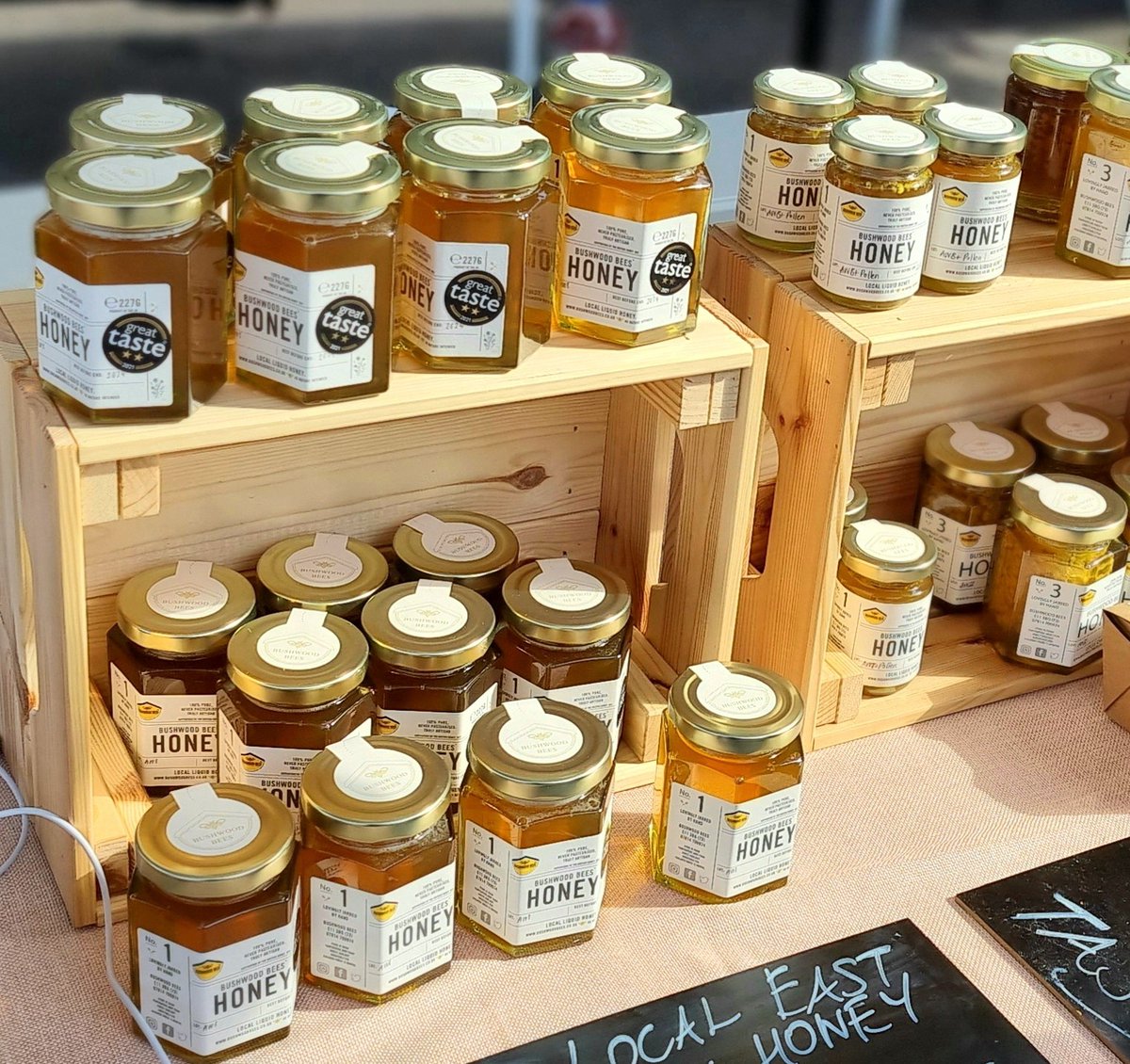 LnSDesigners's tweet image. Super excited to have @Bushwoodbees trading with us this year! Choose from their great range of local #honey, beeswax candles, soaps and lipbalms on Saturday 26th November in St John's Churchyard #Leytonstone #E11, or Saturday 3rd December in Fellowship Square #Walthamstow #E17!